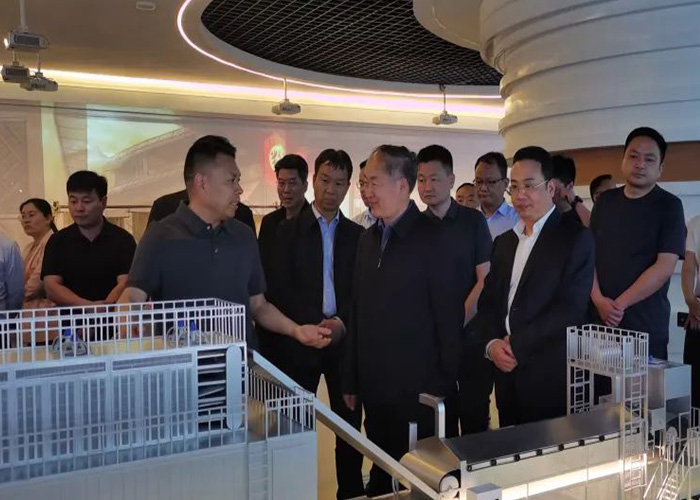 襄城考察团走进开云·Kaiyun体育
，共谋酸辣粉产业发展新路径